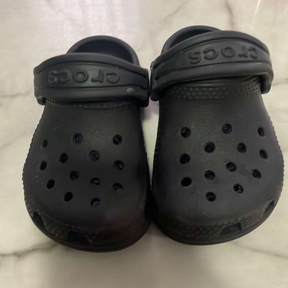Baby unisex black CROCS size C 5